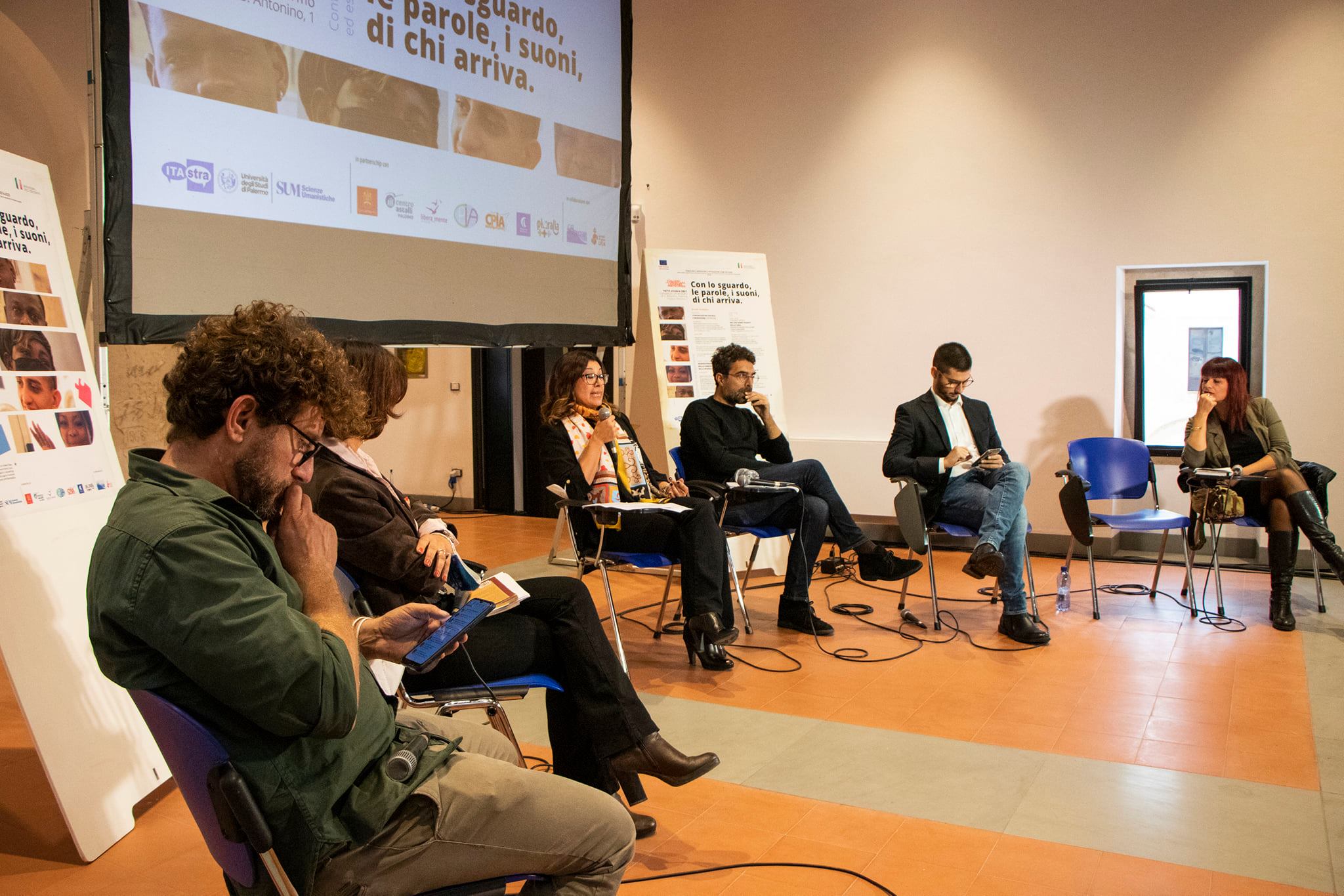 Con lo sguardo, le parole, i suoni, di chi arriva. Confronti ed esperienze